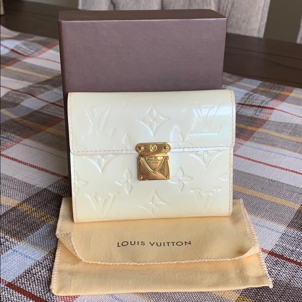 **SOLD** LOUIS VUITTON KOALA VERNIS WALLET PERLE